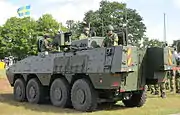 車体上部のハッチから載り出す兵士。