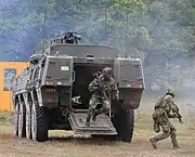降車する兵士。