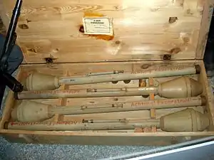 パンツァーファウスト30。射程は30mながら装甲貫徹力は200mmもあり、連合軍戦車の大部分を撃破できた。