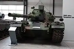 西ドイツ軍がM48A2の主砲を51口径105mm戦車砲M68に換装したM48A2GA2。主砲防盾の形状がオリジナルのM48と異なる