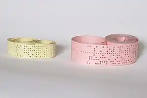 穿孔テープ。5穴のもの(左)、8穴のもの(右)。それぞれ5ビット、8ビットずつ入力できる。