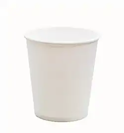 現代の一般的な使い捨て紙コップ