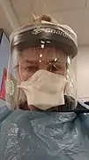 フェイスシールド。目の粘膜にウイルスが付着する確率を減らす。特に感染している可能性がある者と近距離で接し咳などでウイルスを含んだ飛沫が眼を直撃してしまう悲惨な事態を防ぐには必要。