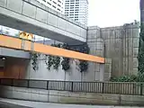 港区道196号により分断され橋台擁壁のみ残る（浜松町 - 東京貨物ターミナル、2017年5月）