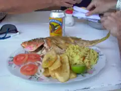 真鯛の炒め物、プランテンの炒め物、ご飯、トマト。
