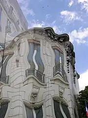 オスマニアン建築のダリ風トロンプ・ルイユ。ジョルジュ=サンク大通り59番地の改装建物の工事用カバー。