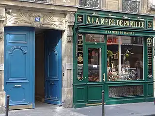 1761年創業, 老舗チョコ&菓子屋ア・ラ・メール・ド・ファミーユ (À la Mère de Famille), ボナパルト通り70番地。本店は9区フォーブール=モンマルトル通り35番地にある。2区モントルグイユ通り, 6区ボナパルトとシェルシュ=ミディ通り, 7区クレール通り, 16区ポンプ通り, ヴァンセンヌ・・等, パリ市内外各所に店舗がある。