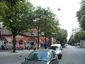 イタリア広場南西、ボビヨ通りからメゾン＝ブランシュ地区方面を見る。左はビュット＝オ＝カイユ・プール、奥に見えるのはサンタンヌ・ドゥ・ラ・ビュット＝オ＝カイユ教会 (La rue Bobillot, à gauche la piscine de la Butte-aux-Cailles, et au fond l'église Sainte-Anne de la Butte-aux-Cailles.)