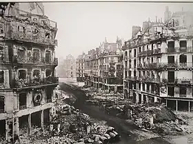 戦い数日後の同リヴォリ通り界隈。向こう先にはパリ市庁舎が見える