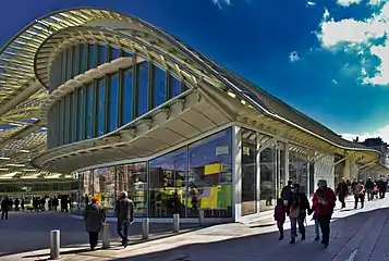 この建物は「ラ・カノペ・デュ・フォルム・デ・アル (La Canopée du Forum des Halles)」。林冠状の天蓋ないしキャノピーの意。