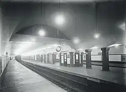 ボストンのパーク・ストリート駅。1912 年に建設されたプラットホーム配置が現在も使われている。