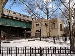駅入口