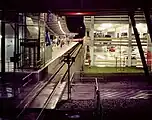 Universität駅（地上駅、高床式プラットホーム）