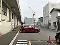 廃駅後にホームや線路が撤去されて駐車場となった。駐車場奥に南海線と阪堺線を結ぶ送電線のための架線支柱が建てられている。