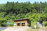 横山岳の白谷登山口に整備されている横山岳白谷山小屋、トイレと駐車場