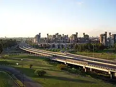 カンポラ高速道路とビジャ・ソルダーティ地区の住宅群