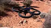Parrot AR.Drone 2.0。発泡スチロールのような材質の筺体。