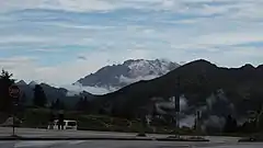 ファルツァーレゴ峠から南西15km先に見えるマルモラーダ(Marmolada)。手前の暗く見える山はコル・ディ・ラーナ(Col di Lana)。