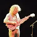 富士ローランドのギターシンセサイザーを演奏するパット・メセニー