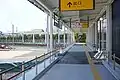 待合室から離隔のある上下線ホームを結ぶ連絡通路