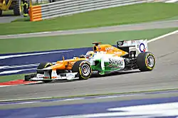 バーレーンGPにて走行中のVJM05ドライバーはポール・ディ・レスタ