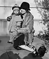 娘と映る1927年のアリス・ロングワース