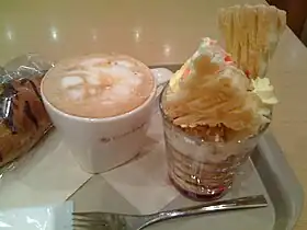 ピーチパフェ(右、秋葉原 リナックスカフェ)