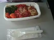 若鶏のレモンバジル風味とカネロニパスタのトマトソース添え(Peach Aviation)