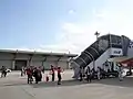 降機の様子（後方がLCCターミナル）