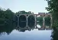 ピコックス・ロックの水路(Peacock's Lock Viaduct)近くのレディング鉄道(バークス郡で、1999年)