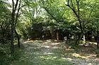 二村山峠の平地を北西から南東向きに見たところ。（2012年（平成24年）5月）