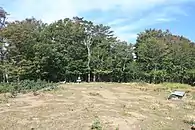 切り開かれた山頂の広場中央には三角点がある