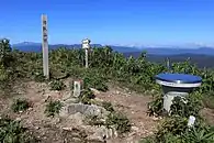 猪臥山の山頂にある三角点と山頂からの展望図
