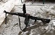 給弾機構を開いた状態。キャリングハンドルの下には空冷カバーの空気導入穴と、その中のリブ付き銃身が見える。