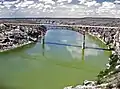 下流部にかかる高速道路橋。
