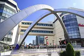ペデストリアンデッキ上、新豊田駅側から撮影(2018年11月)。右手のA館と左手のB館が空中廊下により繋がっている。
