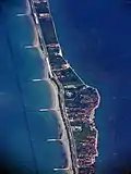 島の一部の空撮。左がアドリア海。
