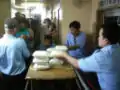 エコノミークラス船内食配布