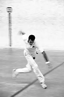 素手でボールを打つ直前のハンド・ペロタ選手