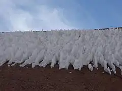 チリとアルゼンチンの国境にあるアグアネグラ峠内のペニテンテ。