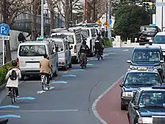 ドアゾーンの中に自転車ナビラインを設置した例（東京都渋谷区）