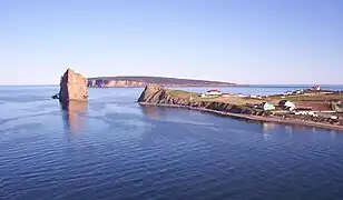 岩、モン・ジョリ岬、水平線上にボナヴァンテュール島