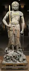 木造不動明王立像(平安時代後期)メトロポリタン美術館蔵(京都府南丹市、九品寺伝来)利剣と羂索を持ち、天地眼、牙上下出とする。