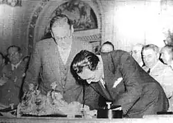 鉄道国有化法に署名するペロン(1948年)