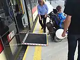 車椅子利用者向けの収納式スロープも設置されている（グダニスク、128NG）