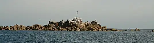 南方の入り江から眺めたマンキエ諸島。