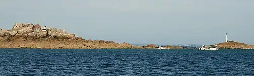 南方の入り江から眺めたマンキエ諸島。