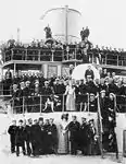 1896年、艦橋を背に撮影された記念写真。手前の、大勢の乗った円筒形の「台」は主砲塔である。