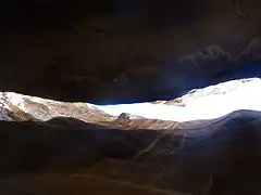 真上を見上げる
