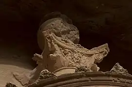 中央上部にある壺